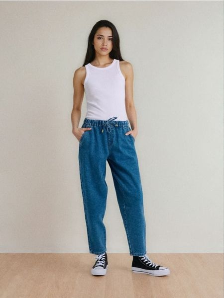 Jeansy jogger balloon z gumką w pasie - niebieski. Niebieskie jeansy Sinsay, bez wzorów. Za 59.99 zł.