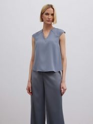 BGN Bluzka w kolorze szaroniebieskim rozmiar: 40. Szare bluzki BGN, bez wzorów, bez kołnierzyka, bez ramiączek. Za 43.99 zł.
