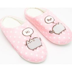 Kapcie Pusheen - Wielobarwn. Obuwie domowe marki House. Za 49.99 zł.