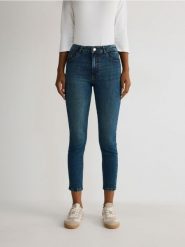 Jeansy typu sculpt - indigo jeans. Niebieskie jeansy Reserved, bez wzorów, z obniżonym stanem. W wyprzedaży za 69.99 zł.