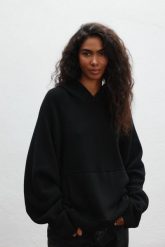 Sweter z kapturem typu oversize w kolorze BLACK - LAFFI. Czarne swetry Marsala, s, bez wzorów, z jeansu, bez ramiączek. Za 589.90 zł.