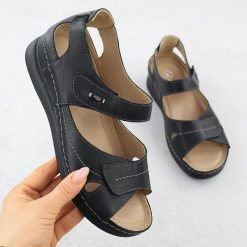 Skórzane sandały damskie na rzepy komfortowe czarne Helios 139. Czarne sandały Helios, bez wzorów, ze skóry, bez obcasa, bez zapięcia. Za 279.99 zł.
