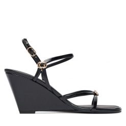 Sandały Guess. Czarne sandały Guess, z aplikacjami, bez obcasa, na koturnie, bez zapięcia. Za 494.99 zł.