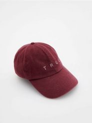 Czapka z daszkiem - burgundowy. Czerwone czapki Reserved, bez wzorów. W wyprzedaży za 29.99 zł.