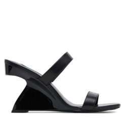 Klapki KARL LAGERFELD. Czarne klapki KARL LAGERFELD, bez wzorów, bez obcasa. Za 559.99 zł.