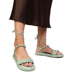 Zielone sandały damskie plecione. Zielone sandały bez wzorów, z syntetyku, eleganckie, z okrągłym noskiem, bez obcasa, na obcasie, bez zapięcia. Za 75.95 zł.