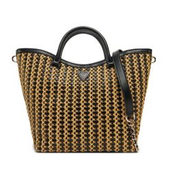 Torebka Guess. Czarne torebki klasyczne Guess, z aplikacjami, bez dodatków. Za 499.99 zł.