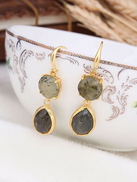 L'Atelier de Gaia Pozłacane kolczyki z prehnitami rozmiar: onesize. Szare kolczyki L'Atelier de Gaia, z prehnitem, pozłacane, z zapięciem typu bigiel. Za 69.91 zł.