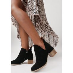 Czarne Botki Adriassa. Czarne botki Born2be, bez wzorów, z futra, bez obcasa, na obcasie, bez zapięcia. Za 29.99 zł.