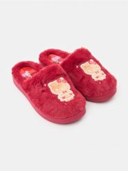 Kapcie z futerkiem i haftem Hello Kitty - bordowy. Czerwone obuwie domowe Sinsay, bez wzorów, bez zapięcia. Za 29.99 zł.