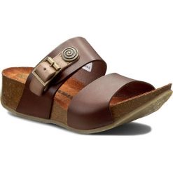 Klapki DR. BRINKMANN - 700959 Braun 2. Brązowe klapki Dr. Brinkmann, bez wzorów, ze skóry, bez obcasa, na obcasie. W wyprzedaży za 149.00 zł.