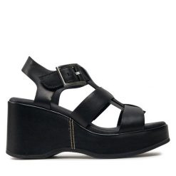 Sandały Clarks. Czarne sandały Clarks, bez wzorów, bez obcasa, na koturnie, bez zapięcia. Za 458.99 zł.