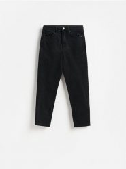 Jeansy mom fit slim - czarny. Czarne jeansy Reserved, bez wzorów. Za 129.99 zł.