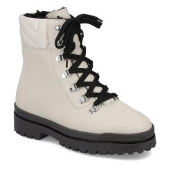 Botki Rieker. Brązowe botki Rieker, bez wzorów, bez obcasa, na płaskiej podeszwie, bez zapięcia. Za 429.99 zł.