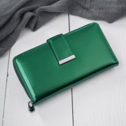 Portfel damski skórzany duży lakierowany zielony poziomy z RFID SP-25-GR. Zielone portfele bez wzorów, z lakierowanej skóry. Za 119.00 zł.