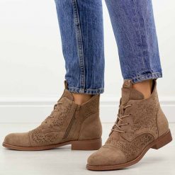 Coffee zamszowe ażurowe botki damskie S.Barski 8009. Botki S.BARSKI, na jesień, w ażurowe wzory, z jeansu, z okrągłym noskiem, bez obcasa, na obcasie, bez zapięcia. Za 229.00 zł.