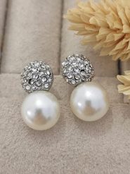 Nakkash Posrebrzane kolczyki-wkrętki z cyrkoniami i syntetycznymi perłami ozdobnymi rozmiar: onesize. Białe kolczyki Nakkash, z cyrkonią, posrebrzane. Za 86.99 zł.