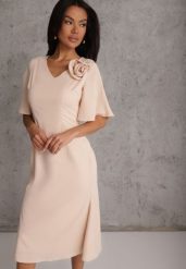 Beżowa Zwiewna Sukienka Wieczorowa VICES z Aplikacją 3D w Kształcie Kwiatu Themira. Brązowe sukienki Renee, l, z aplikacjami, eleganckie, bez kołnierzyka, bez ramiączek, midi, kopertowe. Za 149.99 zł.