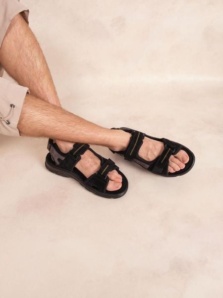 Sandały TBS Jaimmye. Czarne sandały Tbs, bez wzorów, z materiału, eleganckie, bez obcasa, bez zapięcia. Za 299.90 zł.