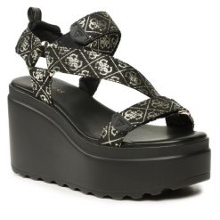Sandały Guess. Czarne sandały Guess, z aplikacjami, bez obcasa, na koturnie, bez zapięcia. Za 359.99 zł.