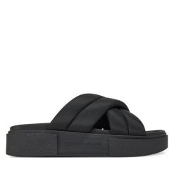 Klapki Tommy Jeans. Czarne klapki Tommy Jeans, bez wzorów, z jeansu, bez obcasa. Za 179.99 zł.