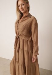 Brązowy Letni Komplet z Tencelu Sukienka na Ramiączkach i Transparentna Koszula Thassa. Brązowe koszule Born2be, bez wzorów, z materiału, eleganckie, bez kołnierzyka, bez ramiączek. Za 149.99 zł.