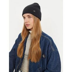 Czapka Calvin Klein. Czarne czapki Calvin Klein, bez wzorów. Za 229.99 zł.