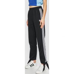 Adidas Originals - Spodnie. Czarne spodnie materiałowe Adidas Originals, na co dzień, bez wzorów, z bawełny. W wyprzedaży za 259.90 zł.