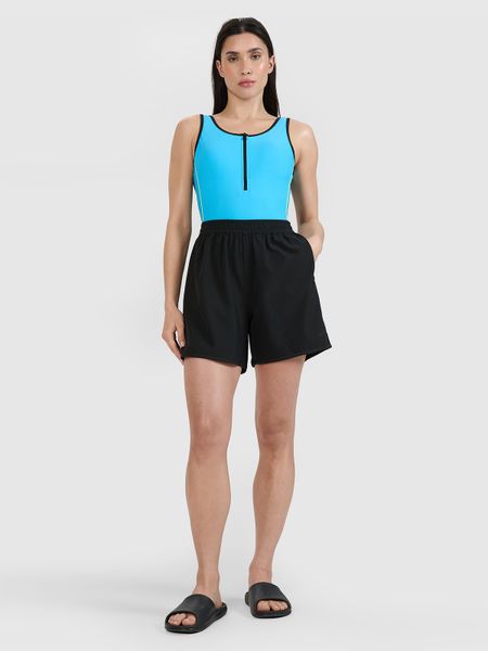 4F Spodenki plażowe damskie - czarne S. Czarne szorty 4f, bez wzorów, z elastanu, wakacyjne. W wyprzedaży za 39.99 zł.