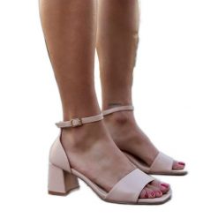 Klasyczne sandały na słupku Afnan beżowy. Brązowe sandały bez wzorów, z materiału, eleganckie, bez obcasa, na słupku, bez zapięcia. Za 133.67 zł.