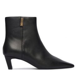 Botki Tommy Hilfiger. Czarne botki TOMMY HILFIGER, bez wzorów, bez obcasa, na słupku, bez zapięcia. Za 849.99 zł.