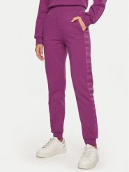 Guess Spodnie dresowe V4BB00 KC5O0 Fioletowy Regular Fit. Fioletowe spodnie dresowe Guess, xs, z aplikacjami, z bawełny. Za 189.99 zł.