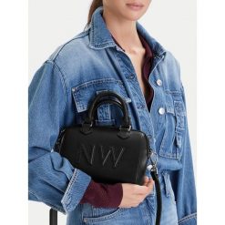 Torebka Nine West. Czarne torebki klasyczne Nine West, bez wzorów, bez dodatków. Za 269.99 zł.