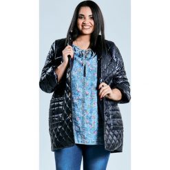 Granatowy metalizowany płaszcz - kurtka OVERSIZE PLUS SIZE JESIEŃ. Niebieskie płaszcze Moda Size Plus Iwanek, na jesień, plus size, bez wzorów, z jeansu, bez kaptura. W wyprzedaży za 179.00 zł.