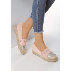 Różowe Espadryle Siblinghood. Czerwone espadryle Born2be, z aplikacjami, bez obcasa, na płaskiej podeszwie, bez zapięcia. Za 59.99 zł.