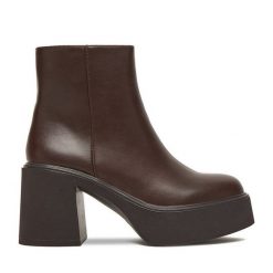 Botki DeeZee. Brązowe botki DeeZee, bez wzorów, bez obcasa, na słupku, bez zapięcia. Za 179.99 zł.