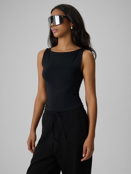 4F Top slim z modalem damski - czarny L. Czarne topy 4f, l, bez wzorów, z dzianiny, bez kołnierzyka, bez ramiączek. Za 49.99 zł.