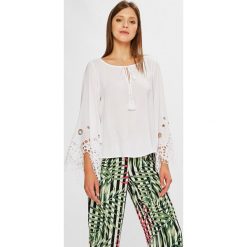 Guess Jeans - Bluzka. Białe bluzki Guess Jeans, s, z aplikacjami, z jeansu, casualowe, bez kołnierzyka, bez ramiączek. W wyprzedaży za 229.90 zł.