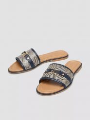 S.Oliver Klapki w kolorze fioletowym rozmiar: 40. Różowe klapki S.Oliver, bez wzorów, z otwartym noskiem, bez obcasa. Za 109.78 zł.