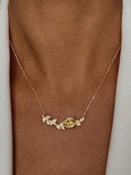 Les Petites Précieuses Pozłacany naszyjnik z elementem ozdobnym rozmiar: onesize. Żółte naszyjniki Les Petites Précieuses, pozłacane. Za 188.40 zł.