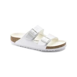 Klapki damskie Birkenstock Arizona. Białe klapki Birkenstock, bez wzorów, z materiału, bez obcasa. Za 582.00 zł.