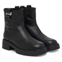 Botki Calvin Klein. Czarne botki Calvin Klein, bez wzorów, bez obcasa, na płaskiej podeszwie, bez zapięcia. Za 799.99 zł.