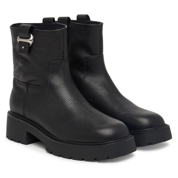Botki Calvin Klein. Czarne botki Calvin Klein, bez wzorów, bez obcasa, na płaskiej podeszwie, bez zapięcia. Za 799.99 zł.