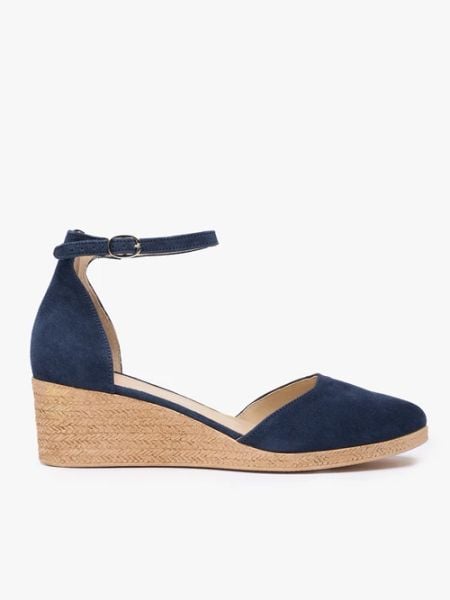 Granatowe espadryle na koturnie ze skóry welurowej. Niebieskie espadryle Ryłko, bez wzorów, ze skóry, bez obcasa, na koturnie, bez zapięcia. Za 399.99 zł.