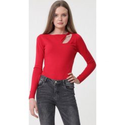 Czerwony Sweter Lilian. Czerwone swetry Born2be, l, bez wzorów, z dzianiny, bez ramiączek. Za 69.99 zł.