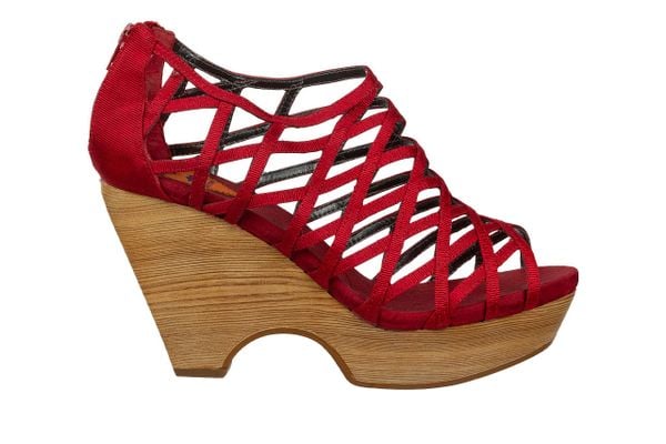 Sandały Rocketdog LOOKOUT Dark Red, Czerwony, Materiał - 41. Czerwone sandały Rocket Dog, bez wzorów, z materiału, bez obcasa, na koturnie, bez zapięcia. W wyprzedaży za 49.00 zł.