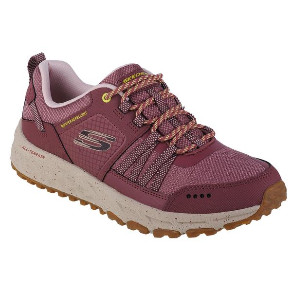 Kapcie SKECHERS ESCAPE PLAN Rose. Czerwone obuwie domowe Skechers, bez wzorów, z materiału, bez zapięcia. Za 405.70 zł.