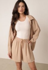 Beżowe Letnie Szorty Casual z Wysokim Stanem z Dużą Zawartością Wiskozy Agarione. Brązowe szorty Born2be, bez wzorów, z materiału, casualowe, z podwyższonym stanem. Za 29.99 zł.