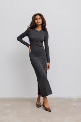 Dopasowana sukienka maxi z napami w kolorze GRAPHITE- MENSA. Szare sukienki Marsala, bez wzorów, z dzianiny, eleganckie, bez kołnierzyka, bez ramiączek, maxi, dopasowane. Za 249.90 zł.