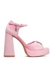 Juicy Couture Sandały EO-WSS21645-01 Różowy. Czerwone sandały Juicy Couture, bez wzorów, z materiału, bez obcasa, na słupku, bez zapięcia. Za 209.99 zł.